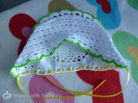 Вязанный крючком чепчик на выписку