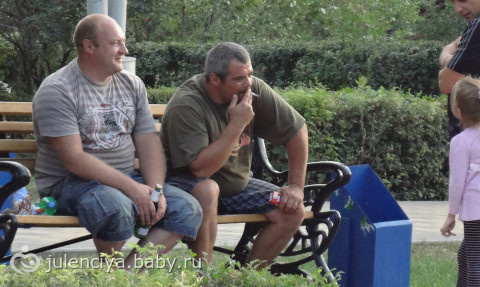 Пиво и сигареты в парке..Ну зачееем!?