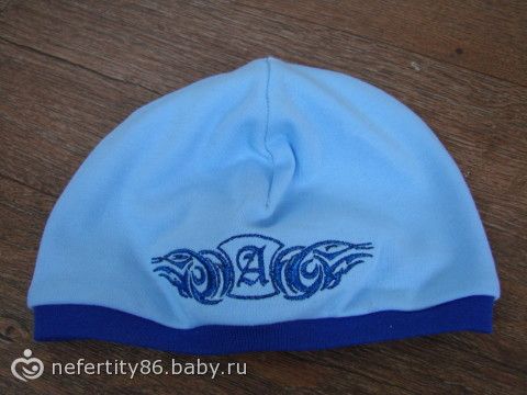 Шапки-шапки…Нашила шапок разных, голубых и красных. Хватик (фото)